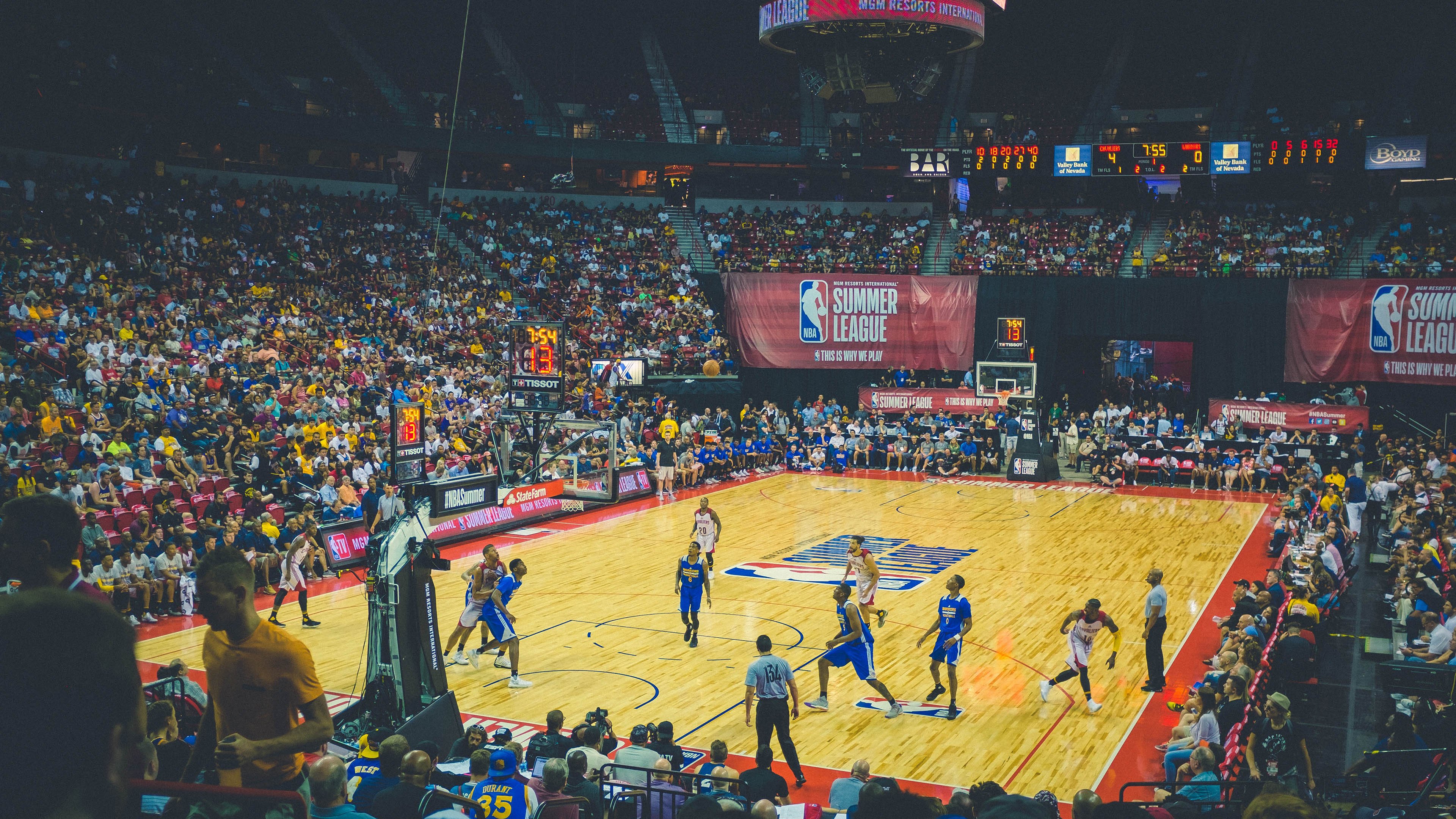 爱游戏体育官网-库里全场比赛精彩瞬间集锦：不断刷新NBA历史纪录，库里生涯经典比赛全场回放